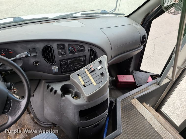 image for item EZ9202 2005 Ford Econoline E450  shuttle bus