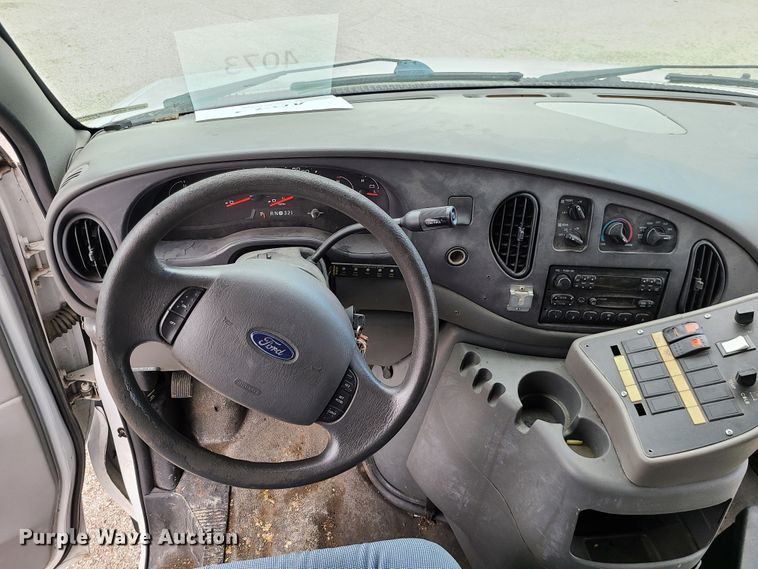 image for item EZ9202 2005 Ford Econoline E450  shuttle bus