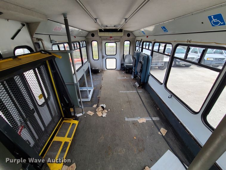 image for item EZ9202 2005 Ford Econoline E450  shuttle bus