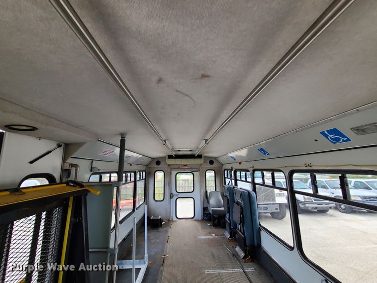 image for item EZ9202 2005 Ford Econoline E450  shuttle bus