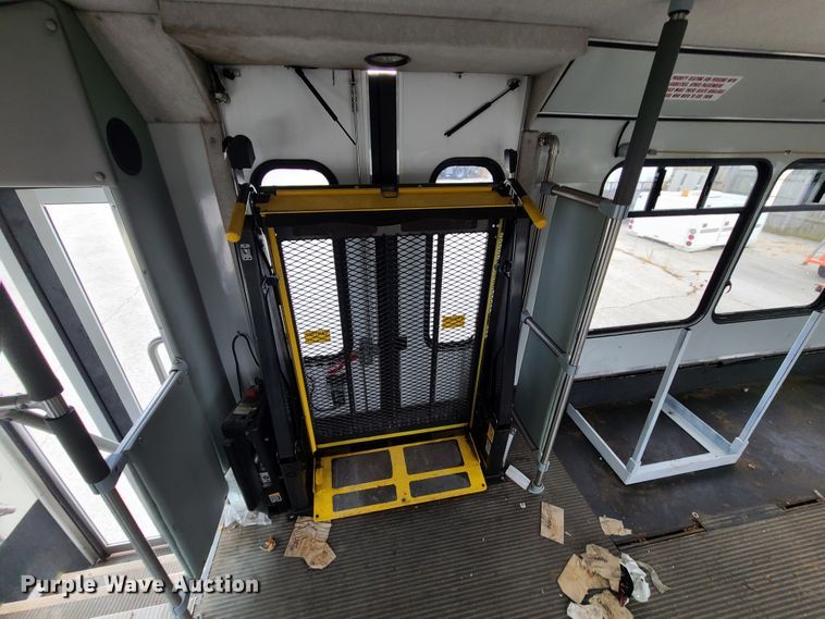 image for item EZ9202 2005 Ford Econoline E450  shuttle bus