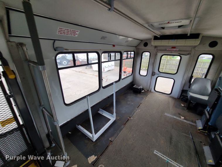 image for item EZ9202 2005 Ford Econoline E450  shuttle bus