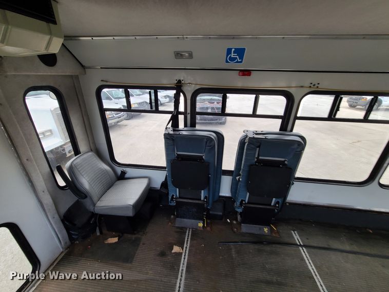 image for item EZ9202 2005 Ford Econoline E450  shuttle bus