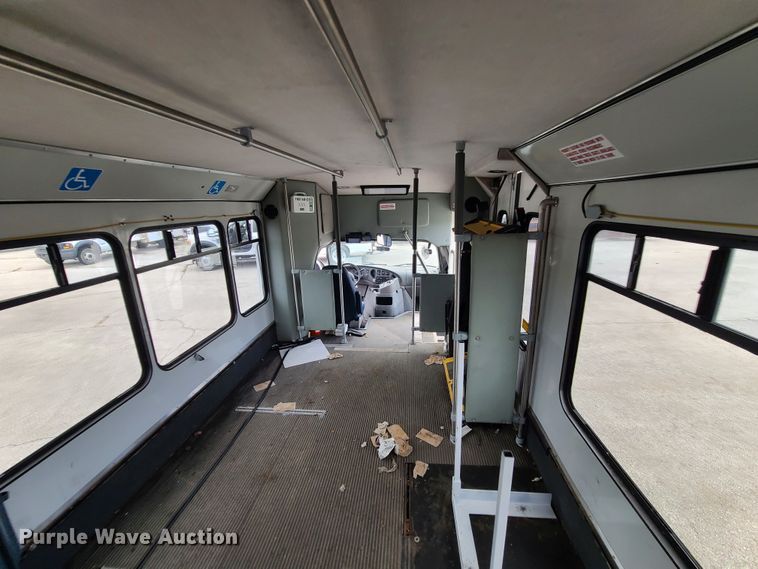 image for item EZ9202 2005 Ford Econoline E450  shuttle bus
