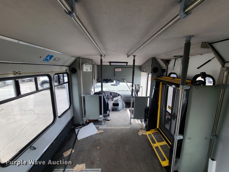 image for item EZ9202 2005 Ford Econoline E450  shuttle bus