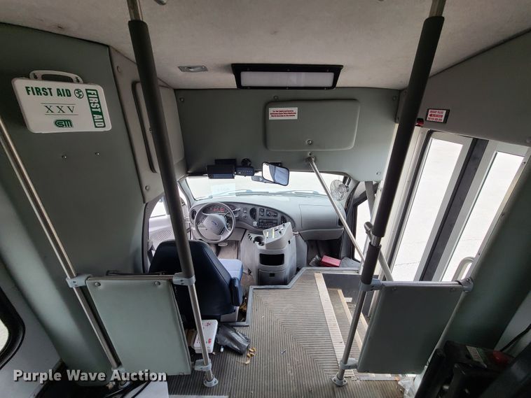 image for item EZ9202 2005 Ford Econoline E450  shuttle bus