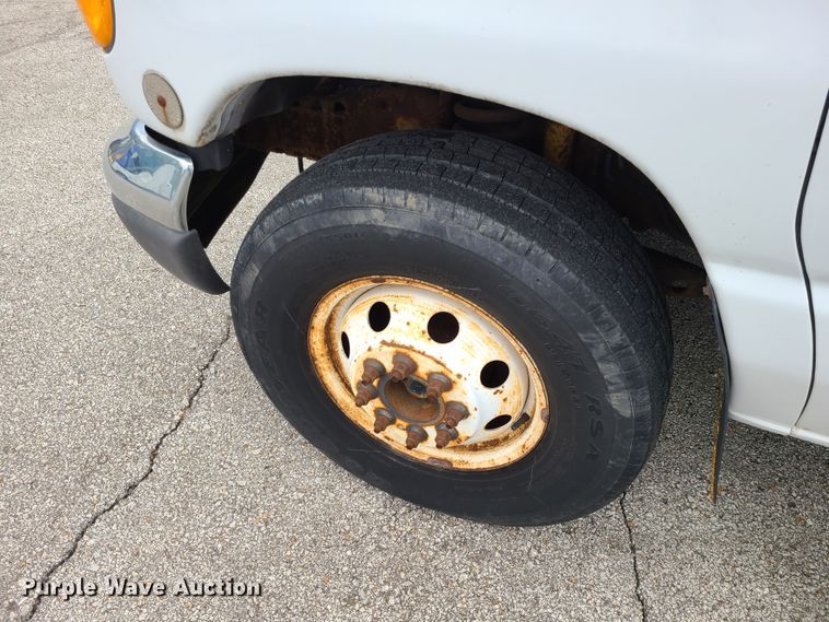 image for item EZ9202 2005 Ford Econoline E450  shuttle bus