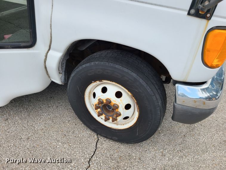 image for item EZ9202 2005 Ford Econoline E450  shuttle bus