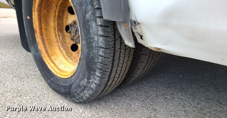 image for item EZ9202 2005 Ford Econoline E450  shuttle bus