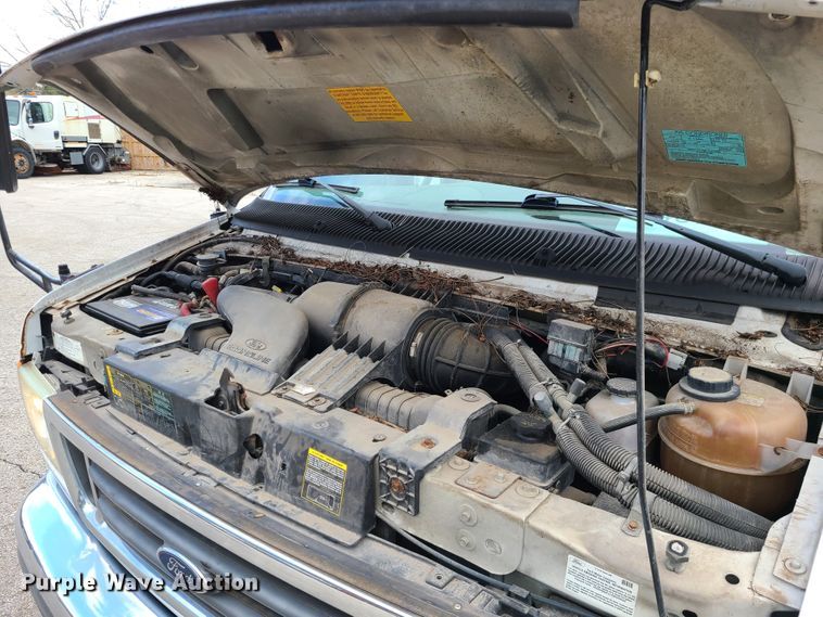 image for item EZ9202 2005 Ford Econoline E450  shuttle bus