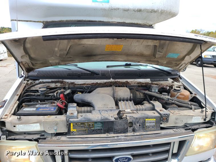 image for item EZ9202 2005 Ford Econoline E450  shuttle bus