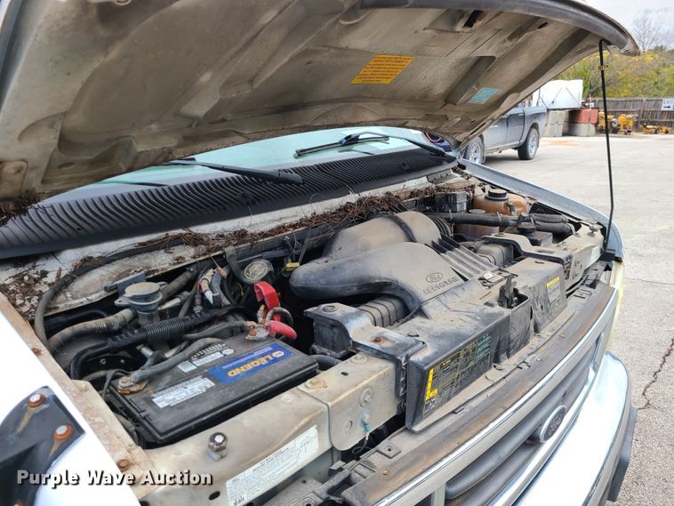 image for item EZ9202 2005 Ford Econoline E450  shuttle bus