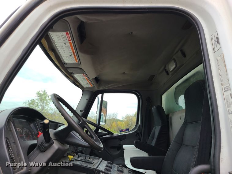 image for item EZ9207 2007 Freightliner M2 106  street sweeper truck