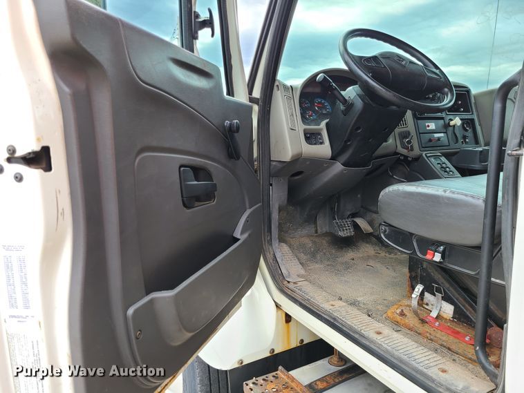 image for item EZ9211 2008 International WorkStar 7400  dump truck