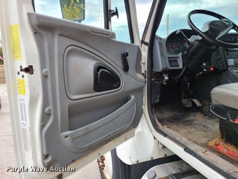 image for item EZ9212 2006 International 7300  dump truck