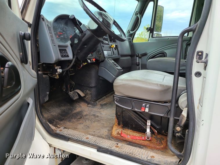 image for item EZ9212 2006 International 7300  dump truck