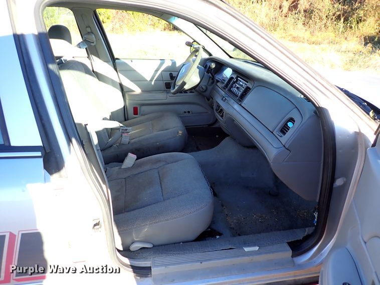 image for item IC9572 2003 Ford Crown Victoria Police Interceptor