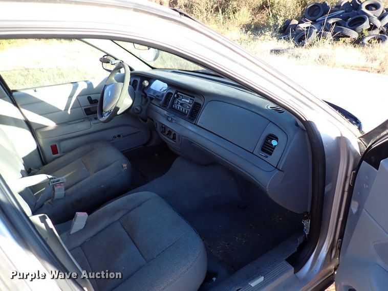 image for item IC9572 2003 Ford Crown Victoria Police Interceptor