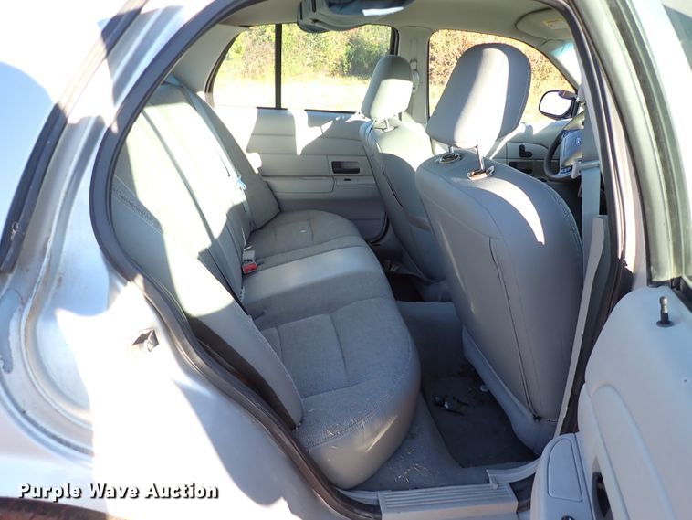 image for item IC9572 2003 Ford Crown Victoria Police Interceptor