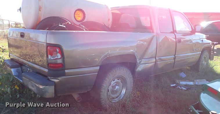 image for item IC9576 2001 Dodge Ram 1500  Club Cab pickup truck