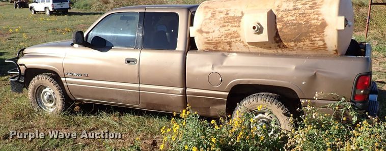 image for item IC9576 2001 Dodge Ram 1500  Club Cab pickup truck