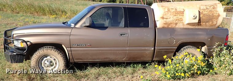 image for item IC9576 2001 Dodge Ram 1500  Club Cab pickup truck