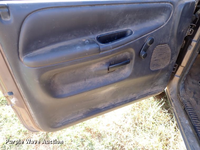 image for item IC9576 2001 Dodge Ram 1500  Club Cab pickup truck