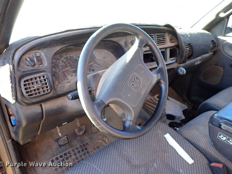 image for item IC9576 2001 Dodge Ram 1500  Club Cab pickup truck