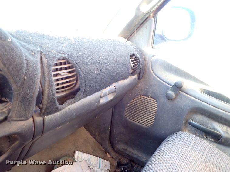 image for item IC9576 2001 Dodge Ram 1500  Club Cab pickup truck