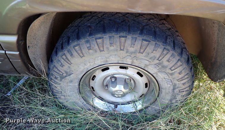 image for item IC9576 2001 Dodge Ram 1500  Club Cab pickup truck