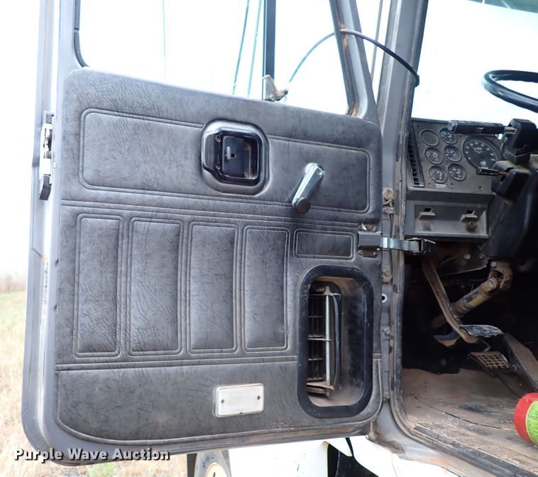 image for item IC9579 1998 Mack CH613  dump truck