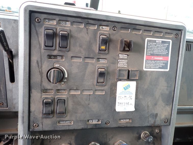 image for item IC9579 1998 Mack CH613  dump truck