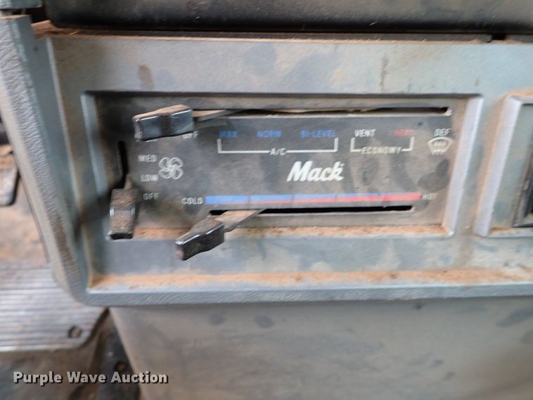 image for item IC9579 1998 Mack CH613  dump truck