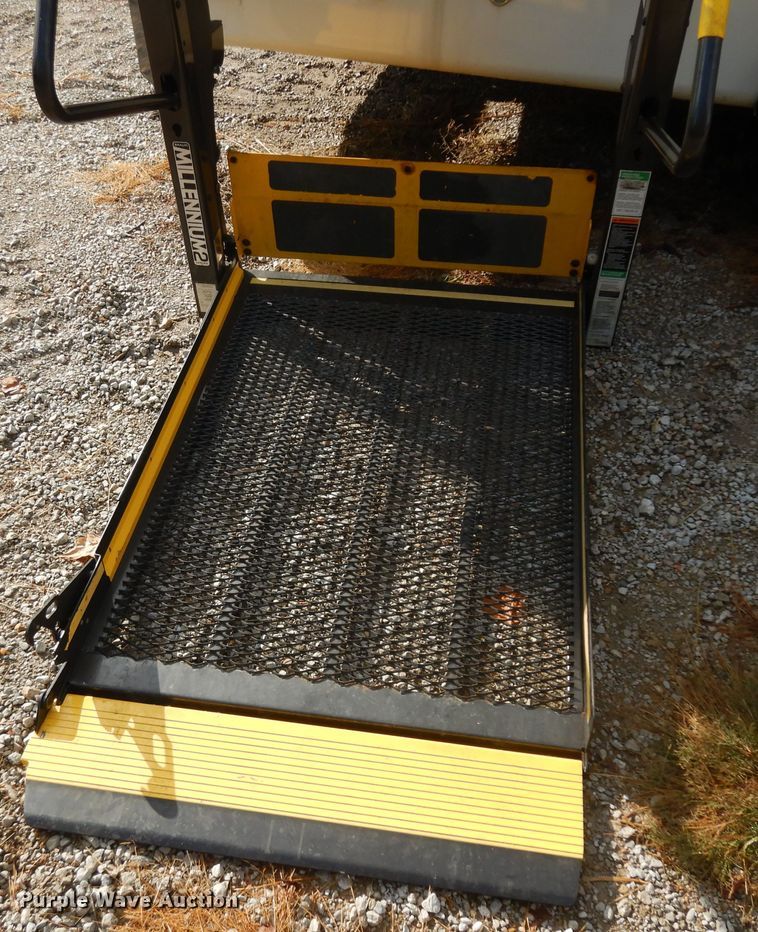 image for item IK9522 2010 Ford Econoline E450  shuttle bus