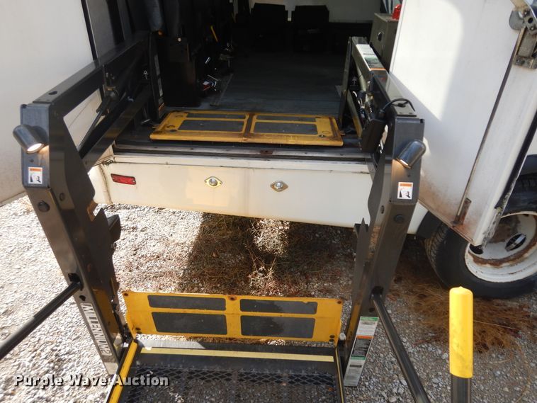 image for item IK9522 2010 Ford Econoline E450  shuttle bus