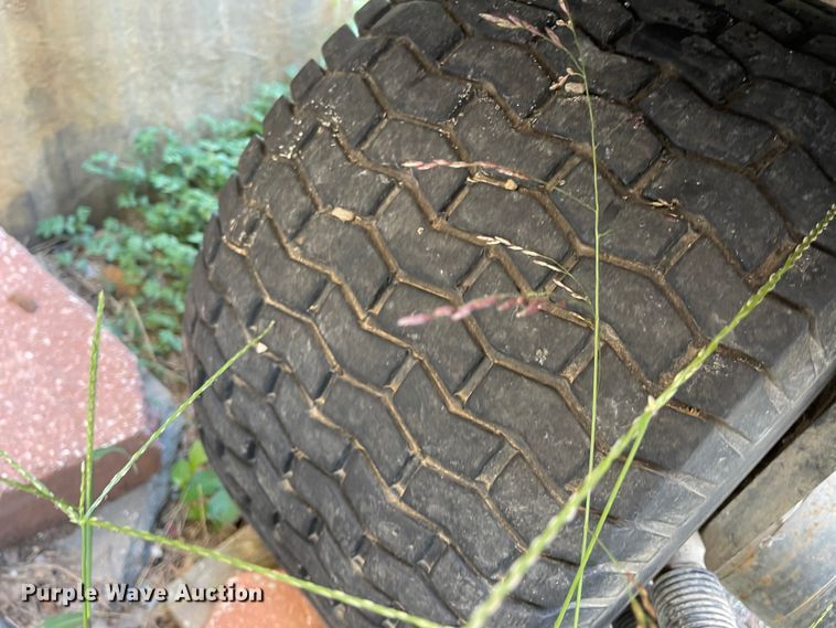 image for item IK9568 John Deere 2653A  garden tractor