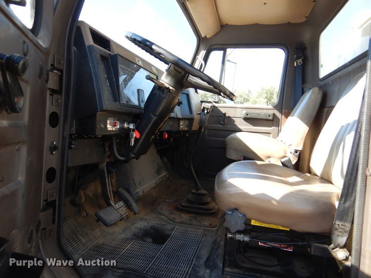 image for item IM9500 1992 International 2554  crane truck