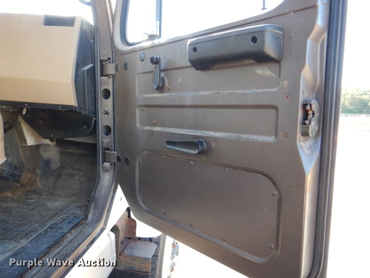 image for item IM9500 1992 International 2554  crane truck