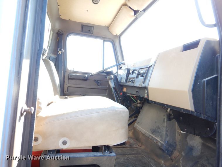 image for item IM9500 1992 International 2554  crane truck