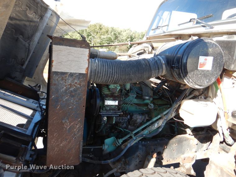 image for item IM9500 1992 International 2554  crane truck