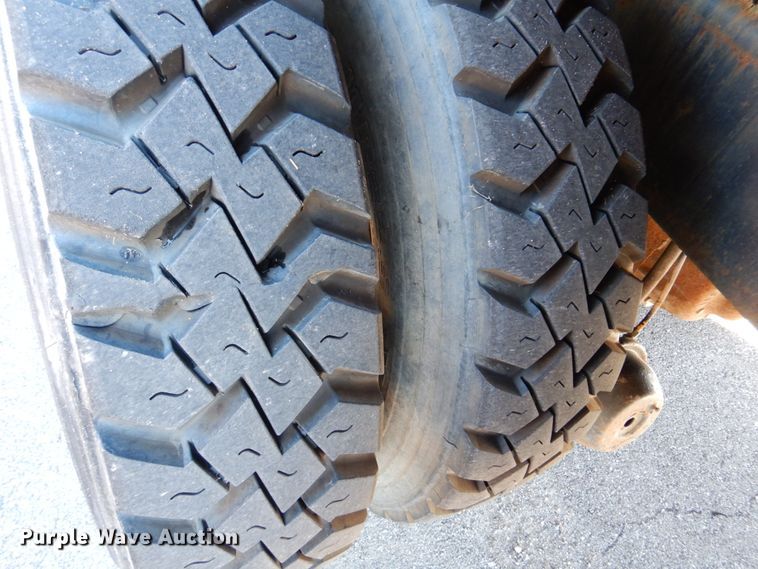 image for item IM9500 1992 International 2554  crane truck