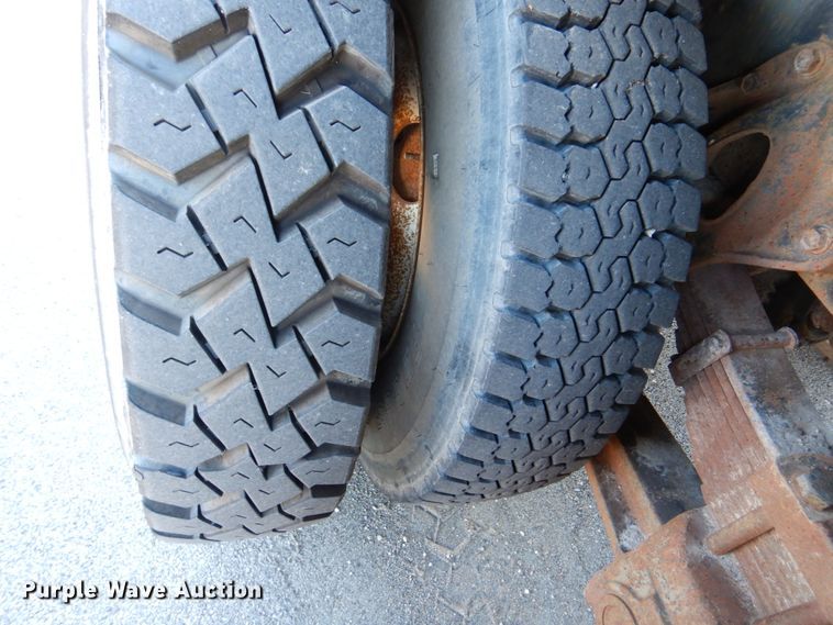 image for item IM9500 1992 International 2554  crane truck