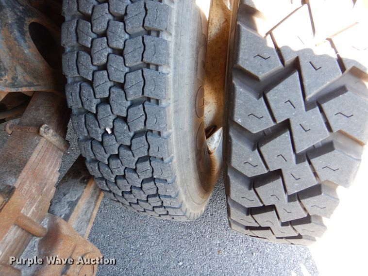 image for item IM9500 1992 International 2554  crane truck