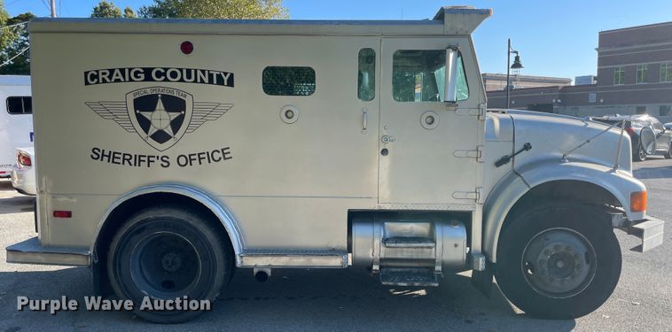 image for item IX9501 1992 International 4700  command center truck