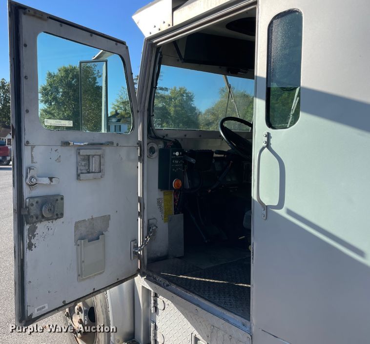 image for item IX9501 1992 International 4700  command center truck