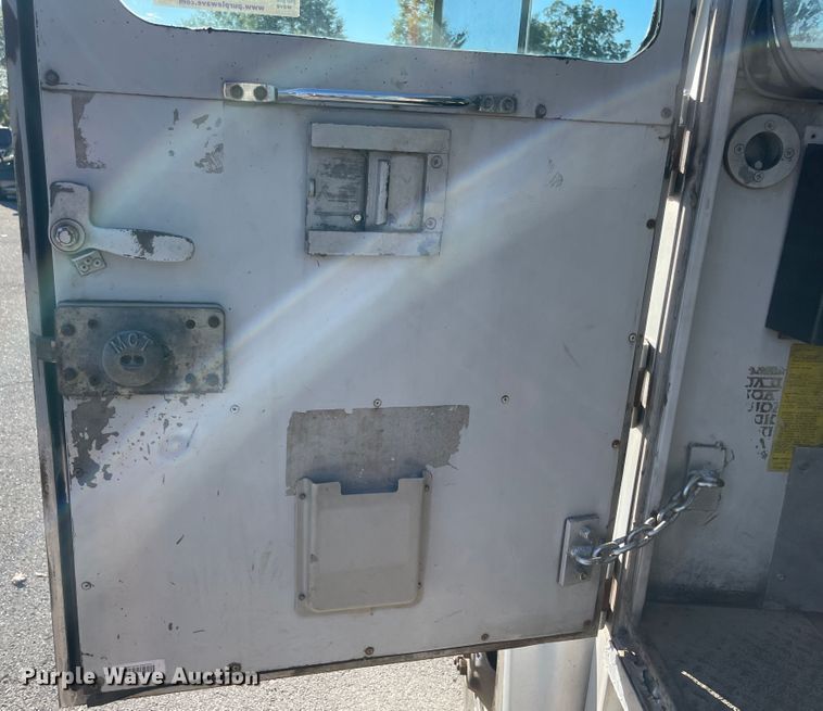 image for item IX9501 1992 International 4700  command center truck