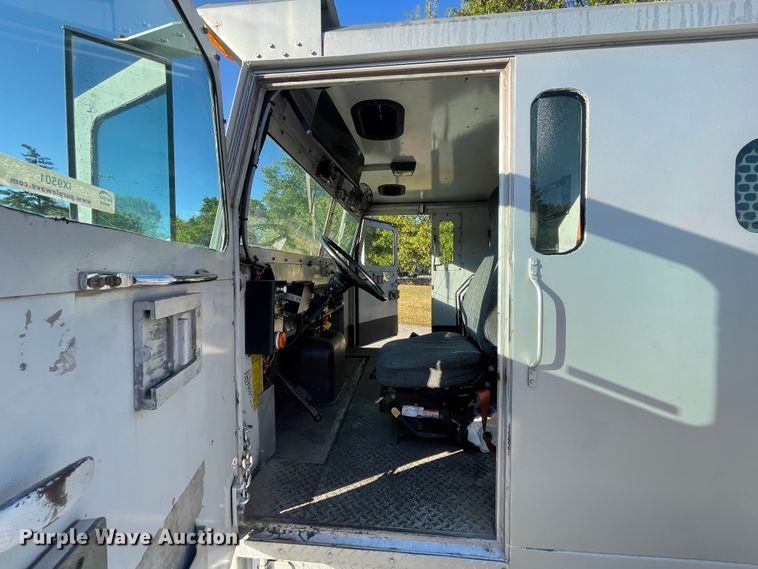 image for item IX9501 1992 International 4700  command center truck