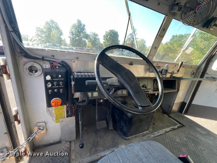 image for item IX9501 1992 International 4700  command center truck