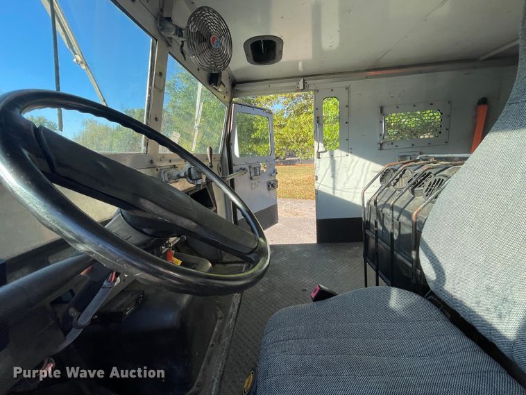 image for item IX9501 1992 International 4700  command center truck