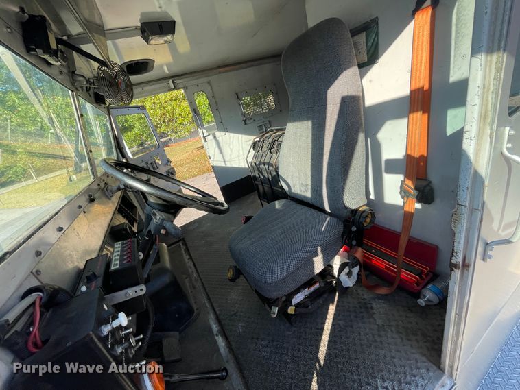 image for item IX9501 1992 International 4700  command center truck